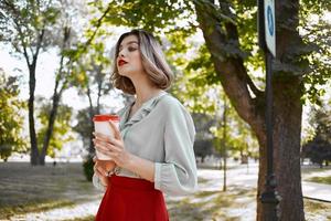 mujer en el parque un taza de bebida caminar descanso arboles foto