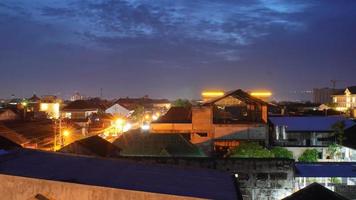 foto de el cielo a noche desde el parte superior de el Posada en el ciudad de yogyakarta
