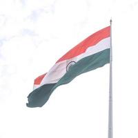 bandera india ondeando alto en connaught place con orgullo en el cielo azul, bandera india ondeando, bandera india el día de la independencia y el día de la república de la india, tiro inclinado, ondeando la bandera india, har ghar tiranga foto