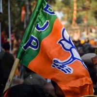 bharatiya janata fiesta bandera de indio político fiesta, bjp bhartiya Janta fiesta bandera ondulación durante pm la carretera espectáculo en Delhi, India foto