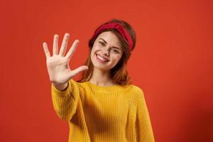 alegre mujer en amarillo suéter rojo venda decoración Moda calle estilo foto