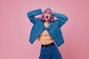 positivo joven mujer púrpura pelo Moda posando glamour estudio modelo inalterado muy peri foto