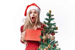 alegre mujer vestido como Papa Noel regalo emociones Navidad fiesta foto