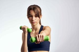 mujer participación pesas rutina de ejercicio aptitud Delgado figura músculos foto