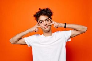 alegre hombre blanco camiseta gestos con mano emociones Moda foto