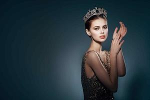 linda princesa con un corona en su cabeza decoración lujo oscuro antecedentes foto