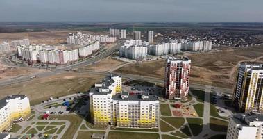 aéreo Visão do cidade com arranha-céus e Novo residencial complexo. pedra selva video