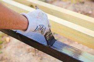 A man paints paint boards old tassel photo