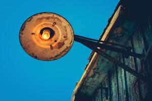 antiguo calle lámpara en techo. tonificado imagen. foto