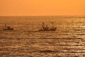 escénico Oceano ver con barcos foto