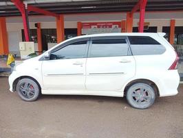 un blanco coche estacionado en el estacionamiento lote foto