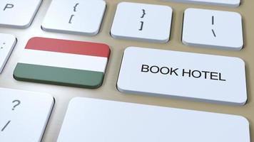 libro hotel en Hungría con sitio web en línea. botón en computadora teclado. viaje concepto 3d animación. libro hotel texto y nacional bandera. 3d ilustración foto