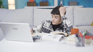 a adolescente quem estudos às casa cai dormindo. jovem homem cai adormecido enquanto estudando às lar. video