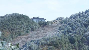 el hermosa congelado montañas ver cubierto por el blanco nieve y hielo en invierno foto