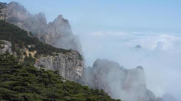 los hermosos paisajes montañosos con el bosque verde y el acantilado rocoso en erupción como fondo en el campo de china foto