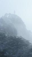 los hermosos paisajes montañosos con el bosque verde y el acantilado rocoso en erupción como fondo en el campo de china foto