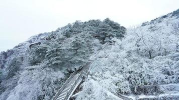 el hermosa congelado montañas ver cubierto por el blanco nieve y hielo en invierno foto