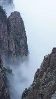 el hermosa congelado montañas ver cubierto por el blanco nieve y hielo en invierno foto