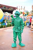 hong kong, China - jun 10-verde animación soldado en juguete historia en disneyland en junio 10, 2015. hong kong disneyland construido en 2012, es el del mundo cinco disneyland foto