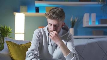 bezorgd jong Mens paniek in zijn gedachten en pessimisme. depressief jong Mens lijden van besluit is bezorgd en benadrukt voor zijn toekomst. familie problemen, verhouding problemen. video