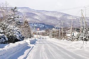 polvo nieve en un la carretera en sapporo, Hokkaido Japón foto