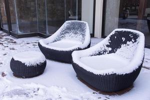 nieve cubierto sillas en jardín foto