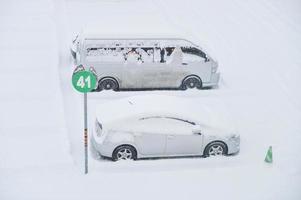 carros debajo el nieve foto