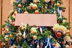 árbol de navidad y decoraciones y luces foto