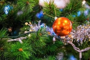 árbol de navidad y decoraciones y luces foto