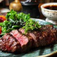 jugoso medio carne de vaca costilla ojo filete rebanadas en un pan en un de madera tablero con un tenedor y cuchillo hierbas especias y sal. A la parrilla carne de vaca filetes con especias en de madera corte tablero. generativo ai foto