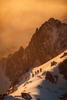 escénico imagen de montañas durante puesta de sol. increíble naturaleza paisaje de dolomitas Alpes. viajar, aventura, concepto imagen. maravilloso natural antecedentes. generativo ai. foto