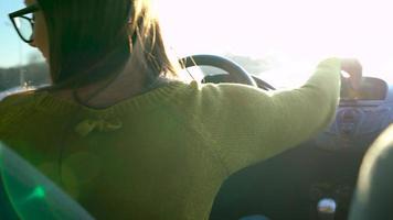 Frau im Brille mit ein Smartphone im das Auto video