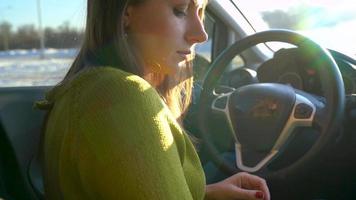 mujer en lentes utilizando un teléfono inteligente en el coche video