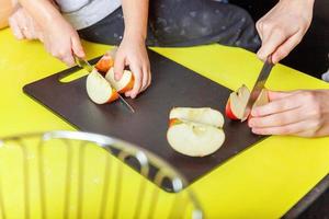 madre y niños Cocinando en cocina y teniendo divertido foto