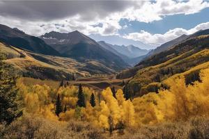 Colorado rocoso montañas durante el el otoño temporada foto