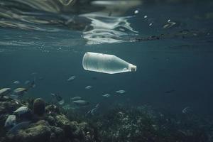 el plastico botella flotante en Oceano con acuático animal, pez. contaminación de el plastico y basura en abierto mar concepto foto