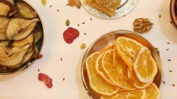 en bonne santé végétarien nourriture concept. assortiment de séché des fruits, des noisettes et des graines sur blanc Contexte. Haut voir. video