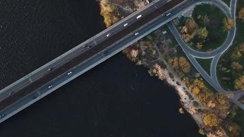 Antenne Aussicht von das Metro Brücke im Kiew, Ukraine. lebhaft der Verkehr video