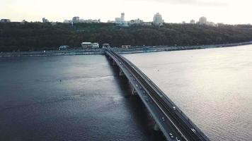 aereo Visualizza di il la metropolitana ponte nel kiev, Ucraina. vivace traffico video