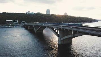 Antenne Aussicht von das Metro Brücke im Kiew, Ukraine. lebhaft der Verkehr video