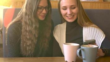 Gruppe von Menschen verwenden Handy, Mobiltelefon Telefone im ein Cafe stattdessen von kommunizieren mit jeder andere video