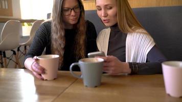 groupe de gens utilisation mobile Téléphone (s dans une café au lieu de communicant avec chaque autre video