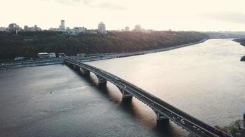 aéreo Visão do a metro ponte dentro Kiev, Ucrânia. animado tráfego video