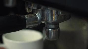 processi di macinazione caffè fagioli nel un' caffè macchina avvicinamento video
