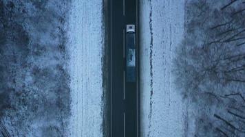 antenne visie Aan auto het rijden door winter Woud weg. toneel- winter landschap video