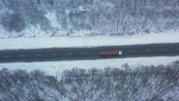 antenne visie Aan auto het rijden door winter Woud weg. toneel- winter landschap video