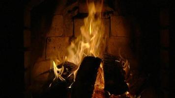 fumant charbons dans une cheminée. lent mouvement video