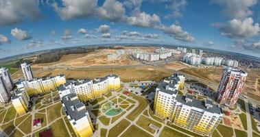 astratto circolare curvatura di superficie di terra e torsione di cielo in blu sfera dentro urbano infrastruttura al di sopra di moderno colorato Residenziale complesso video