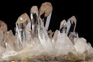 diamantes de imitación de piedra mineral macro en cristales sobre un fondo negro foto