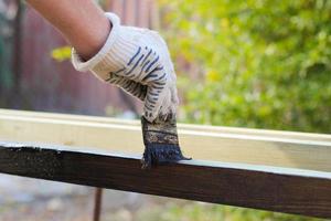 A man paints paint boards old tassel photo